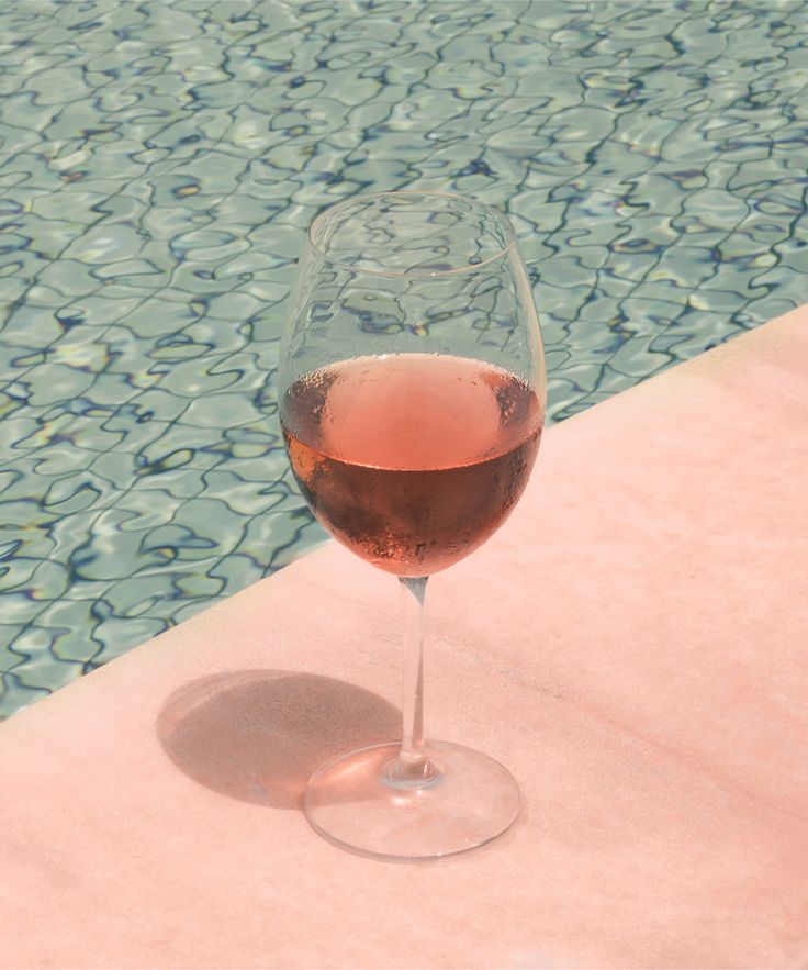 verre de rosé à coté d'une piscine en mode pinterest