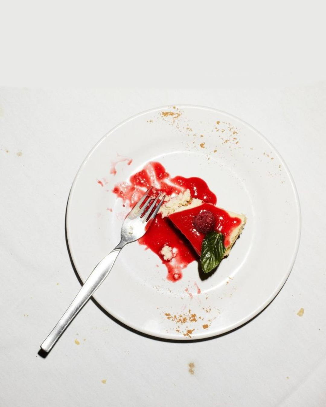 part de tarte de fraisier destructuré avec une sauce aux fraises