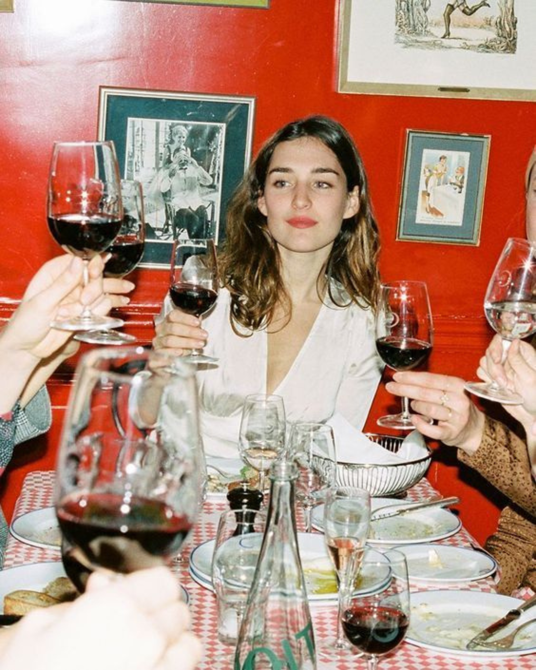 Rosé, orange, pétillant… Pourquoi les millennials boivent (vraiment) différemment ?