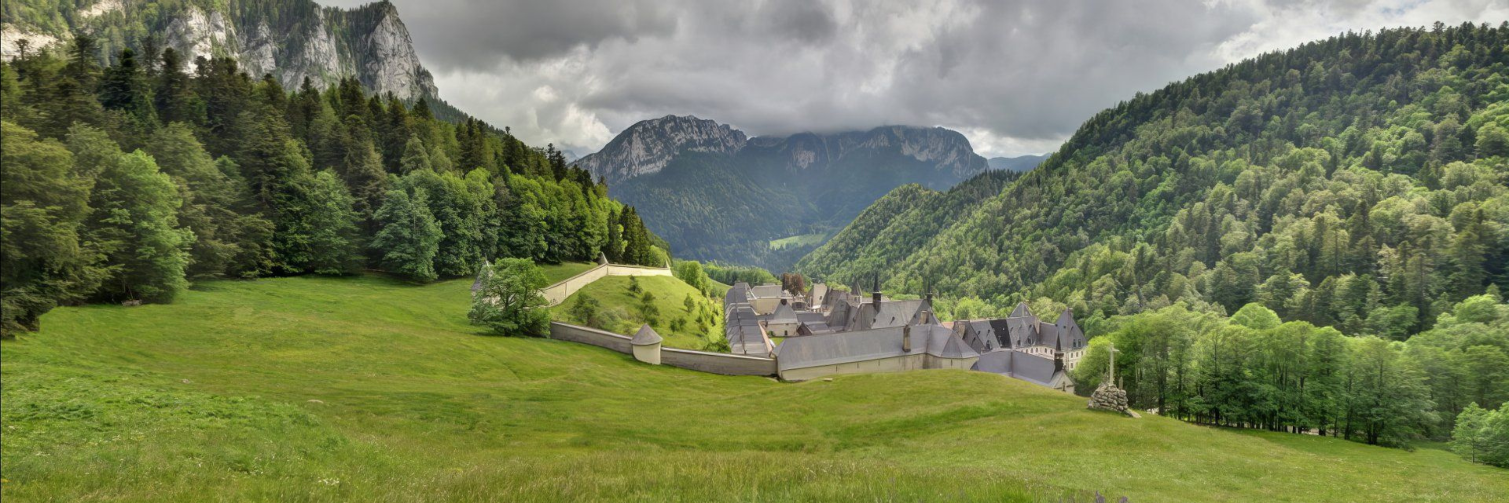 Vue sur le massif de la Chartreuse, entre montagnes et monastère