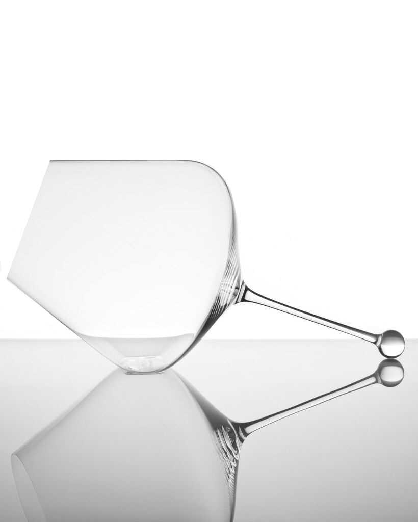 verre zalto gravitas omega original penché sur unne table en verre