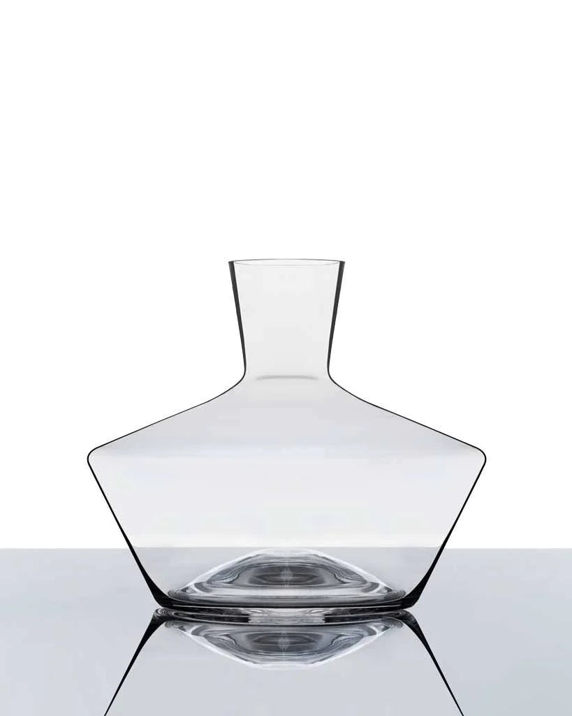 Carafe Zalto Mystique en verre soufflé, photographiée sur fond blanc avec un reflet élégant, mettant en valeur son design épuré et moderne