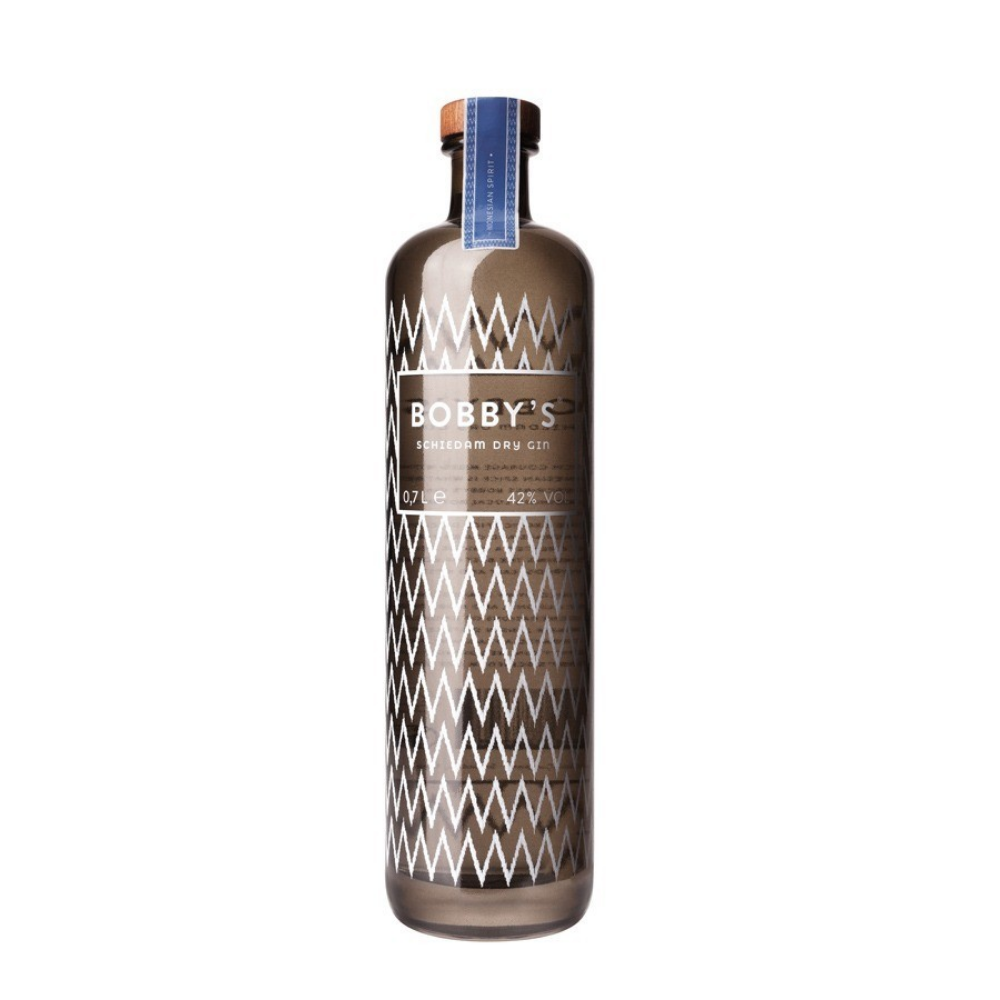 Le Bobby's Schiedam Dry Gin est une fusion unique entre les traditions néerlandaises et les saveurs indonésiennes, rendant hommage à l'héritage de Jacobus "Bobby" Alfons.