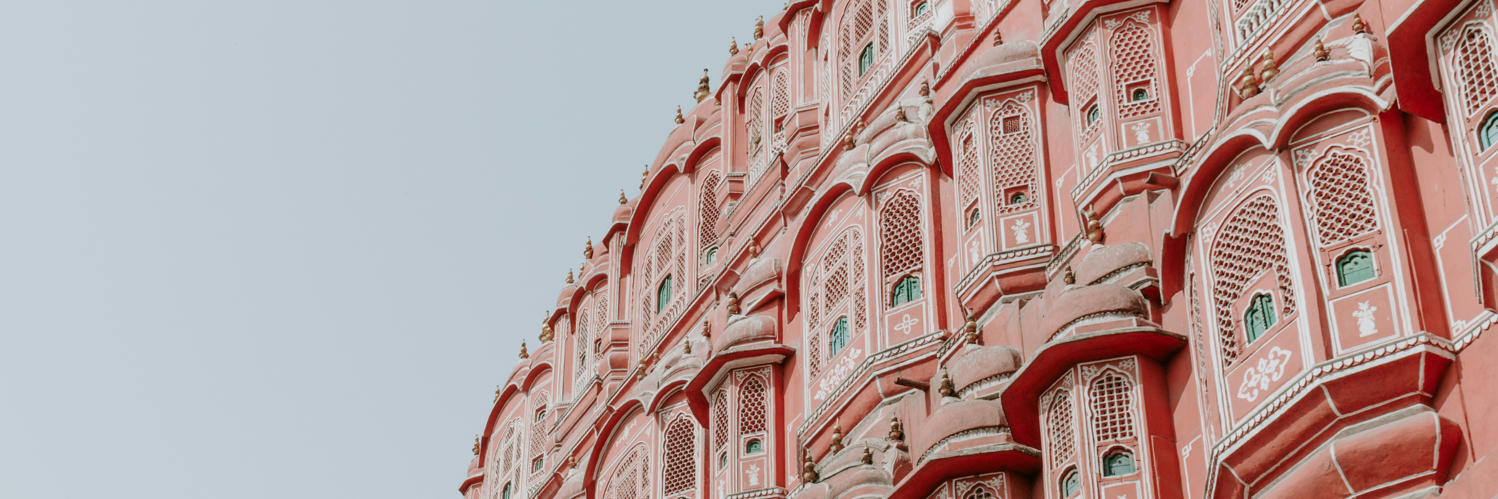 Façade rose du Palais des Vents à Jaipur, illustrant le raffinement indien