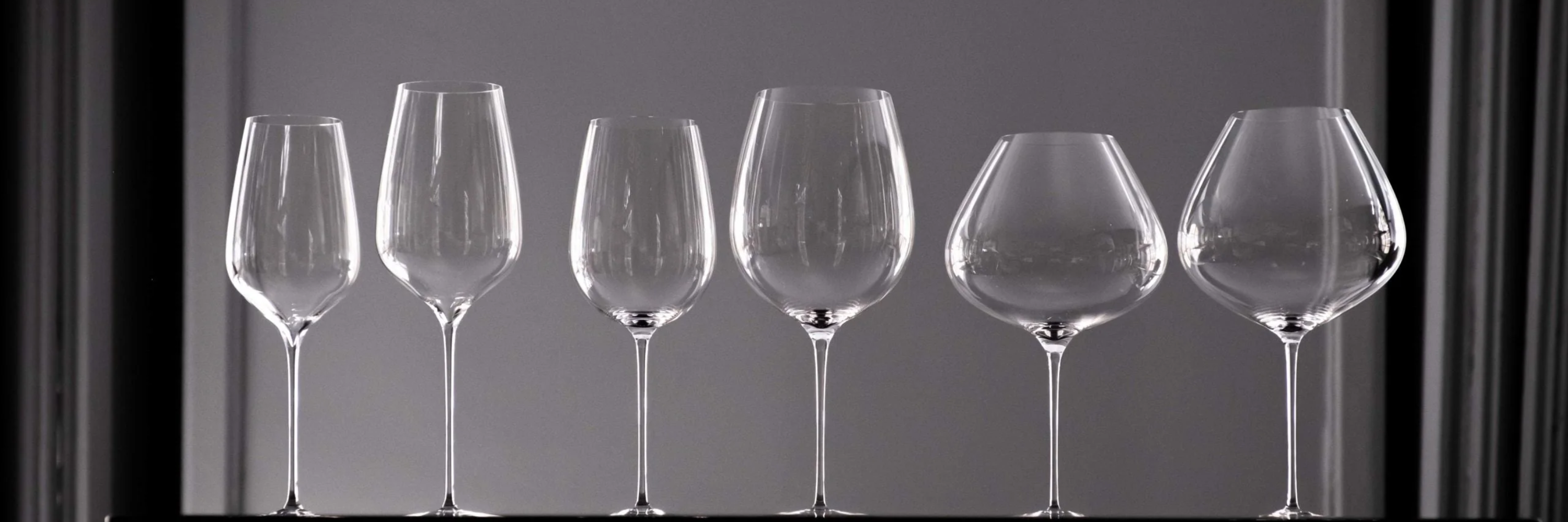 Carafe Mystique Zalto - Ensemble de verres et de carafes Zalto alignés, illustrant l’élégance et la précision du design soufflé à la main, idéal pour une dégustation optimale du vin