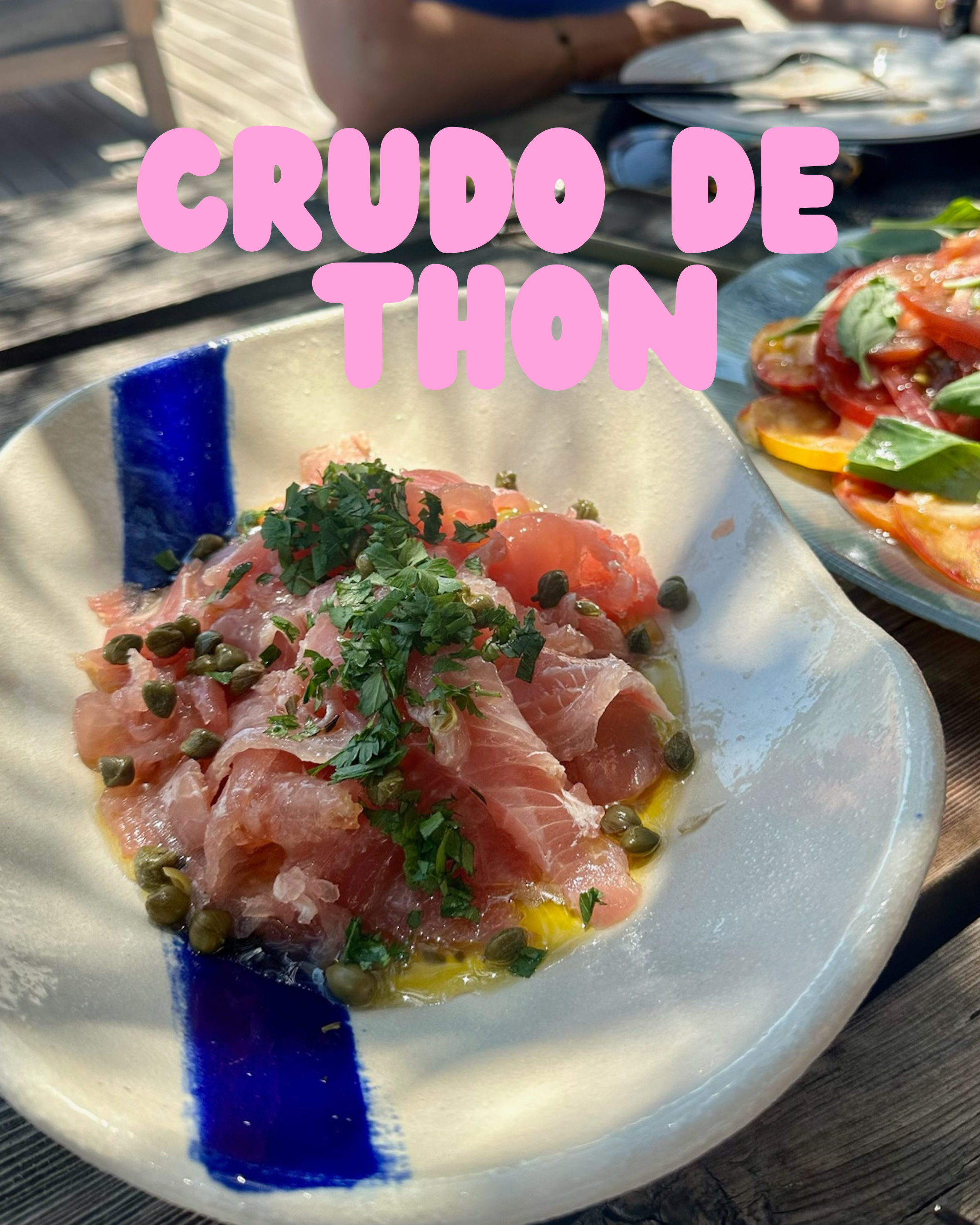 Crudo de thon frais mariné à l'huile d'olive, câpres et herbes fraîches, servi dans une assiette en céramique artisanale. Un plat délicat, parfait avec un vin blanc vif et minéral préparé par maison dantard