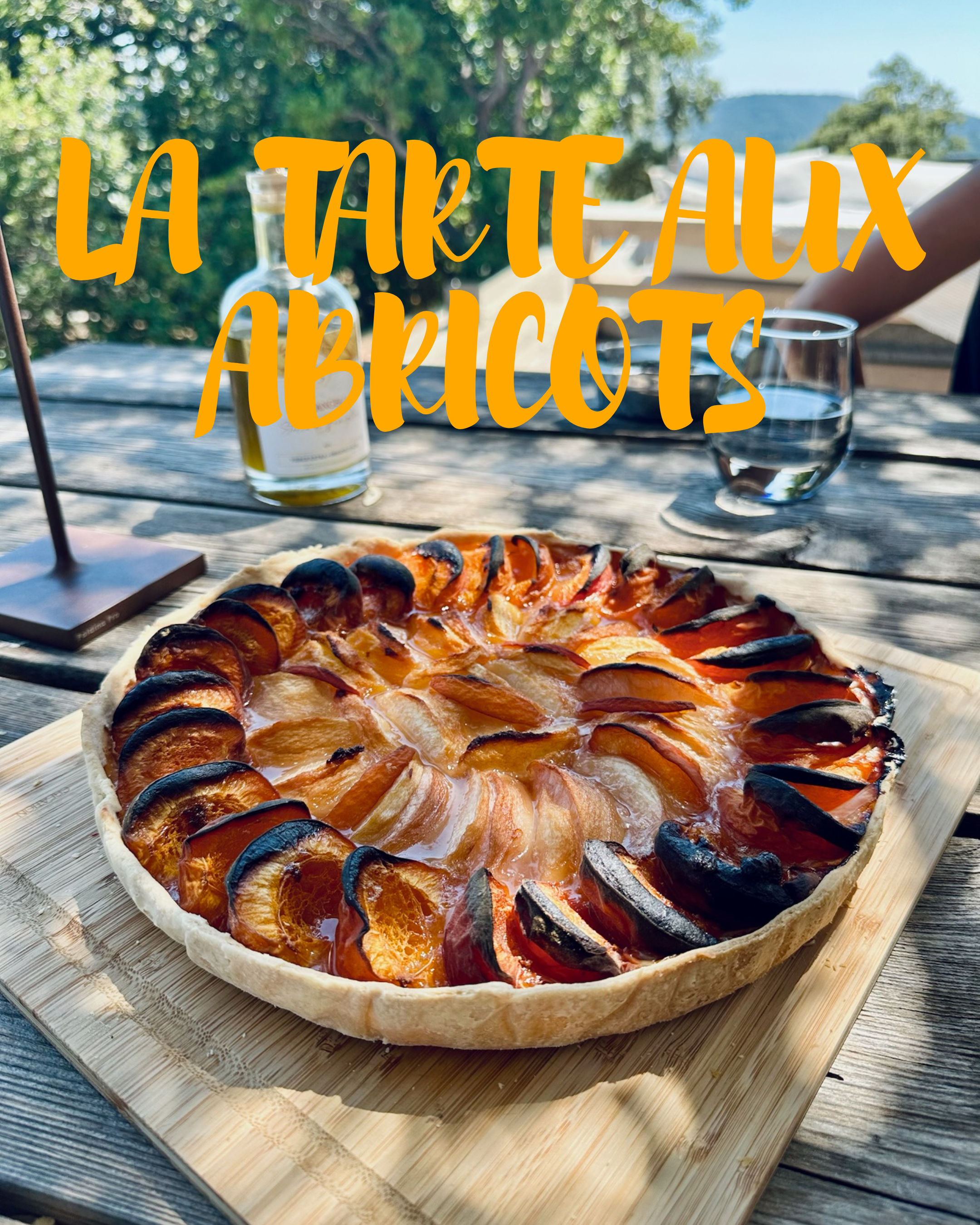 tarte aux abricots dorée et caramélisée, maison Dantard, posée sur une table en bois. Dessert gourmand et fruité parfait avec un vin moelleux